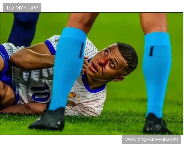 姆巴佩赛后怒踢矿泉水瓶：足球场上的真实情绪释放