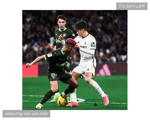 赫罗纳边路连续前插大幅扰乱对方结构